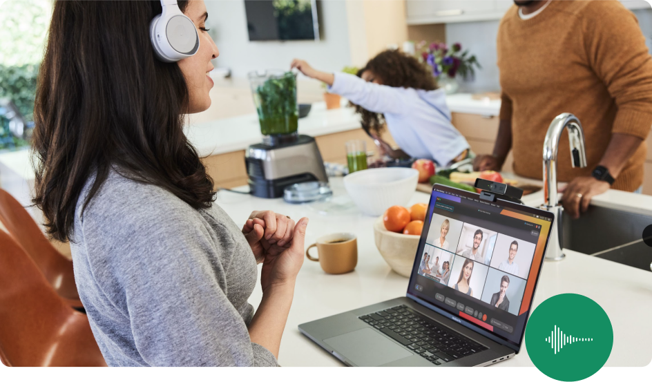 Persona che partecipa a una riunione Webex in cucina