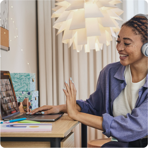 Person verwendet die Gestenfunktion in einem Webex-Meeting