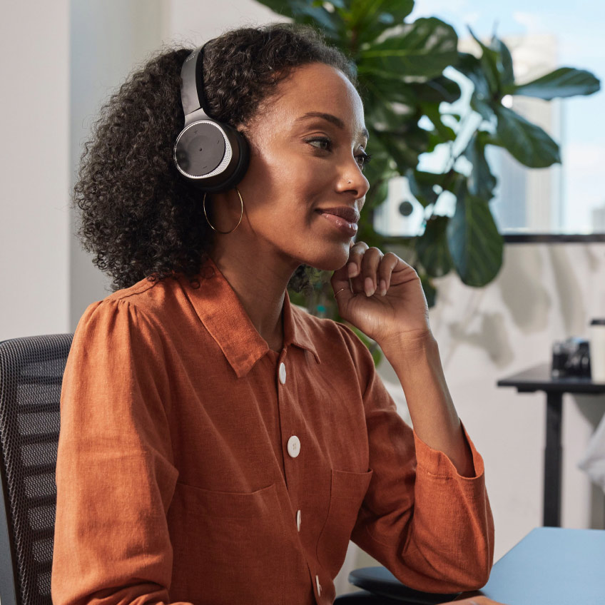 Person nutzt Webex Calling mit einem Webex Headset