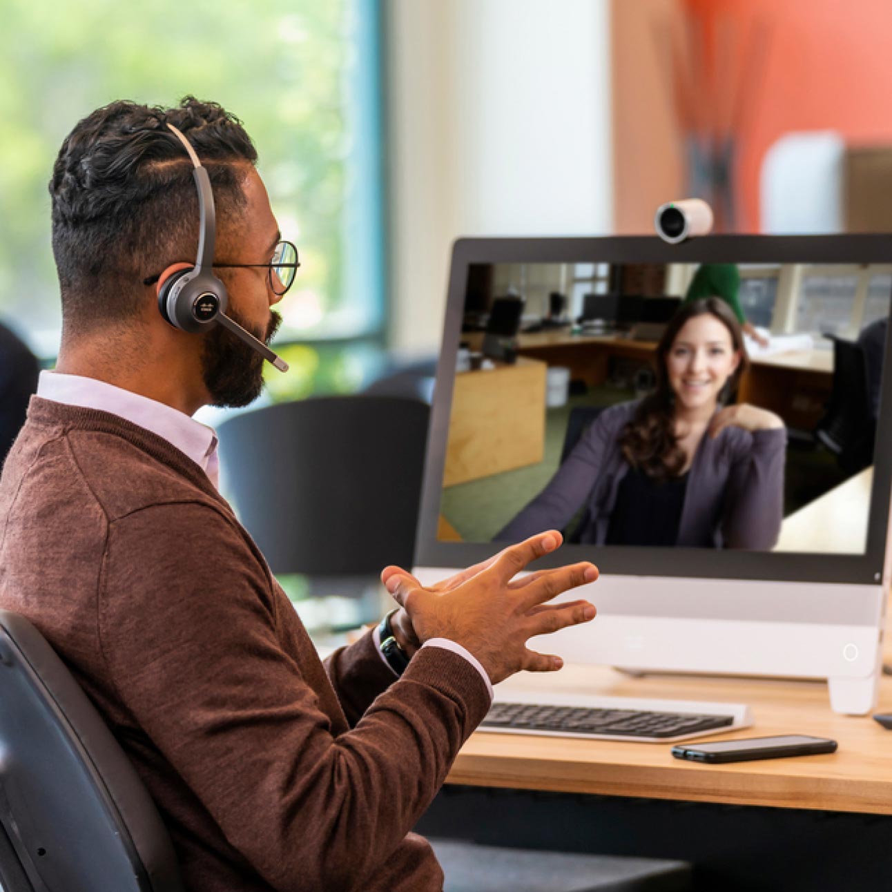 Agente del servizio in contatto con i clienti grazie a Webex Contact Center