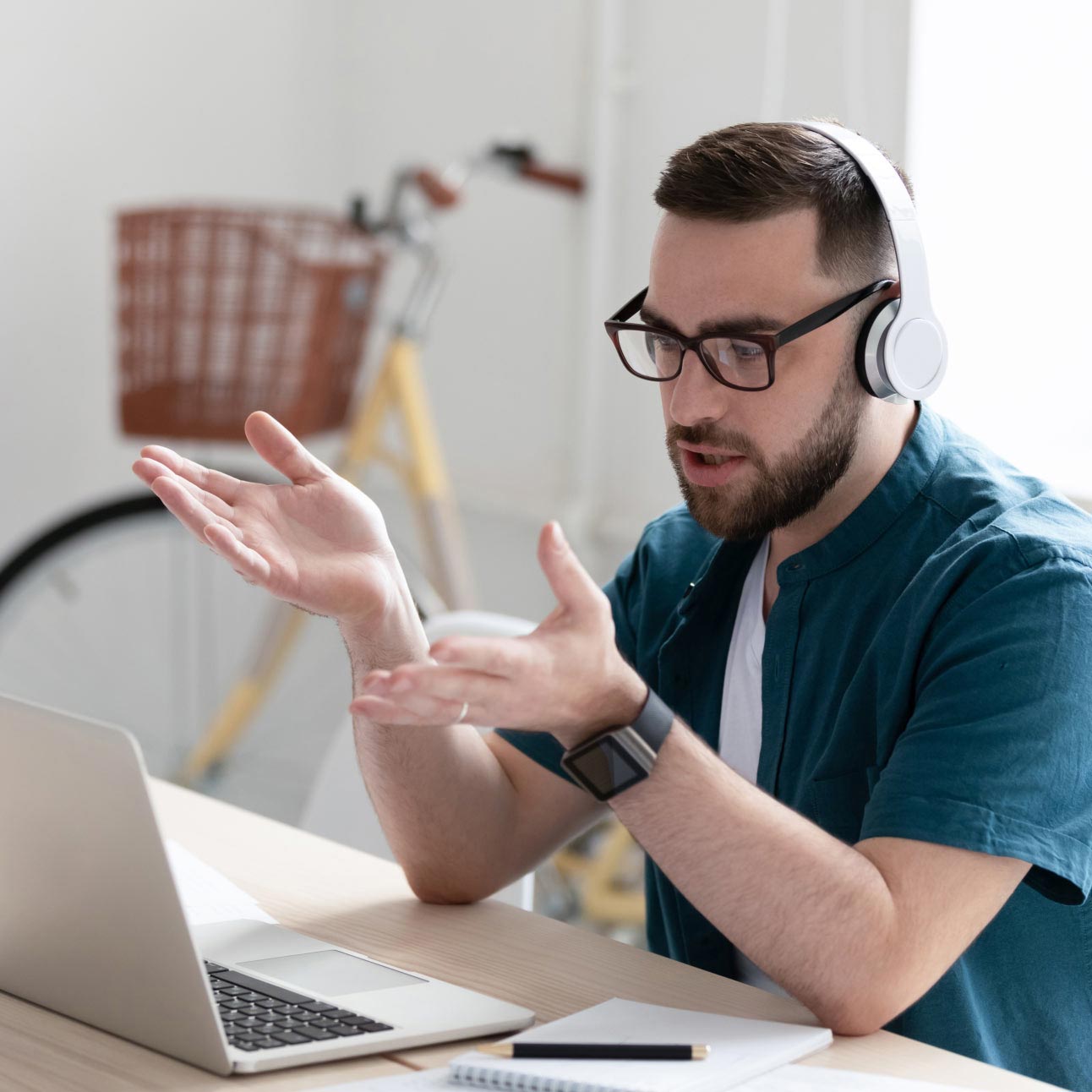 Personne qui résout des problèmes avec Webex Control Hub