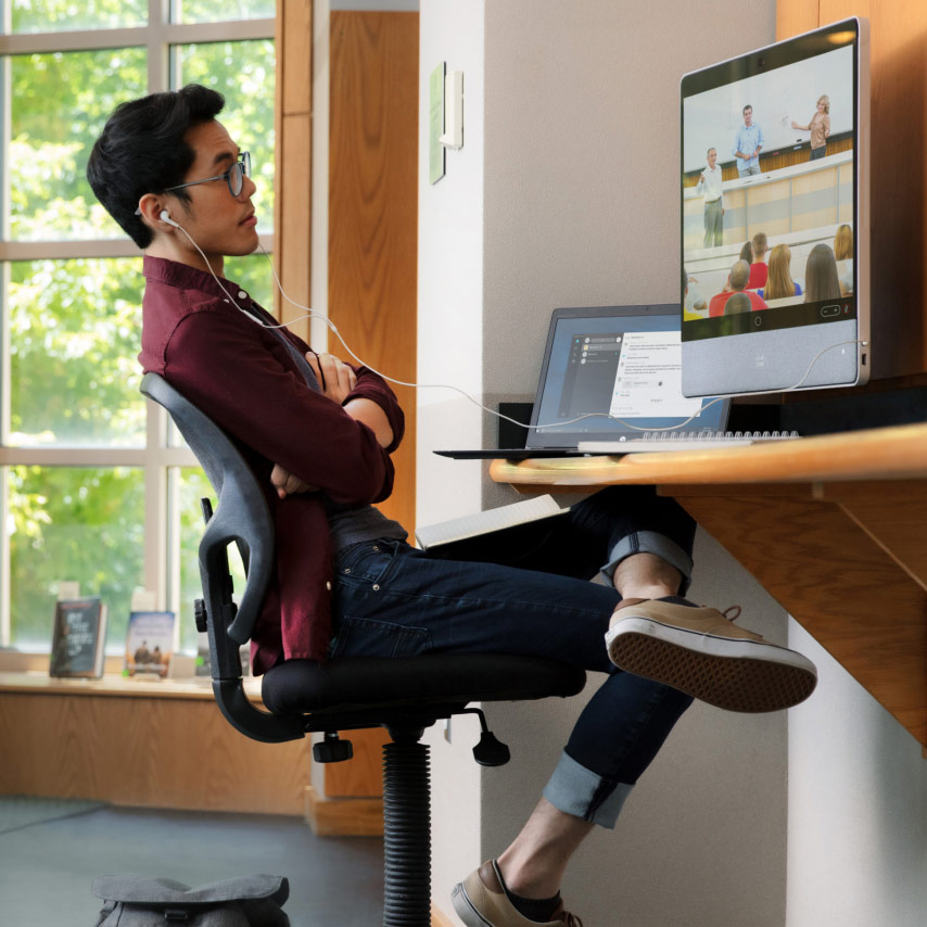 Étudiant qui bénéficie d’un son et d’une vidéo de qualité dans Webex Meetings