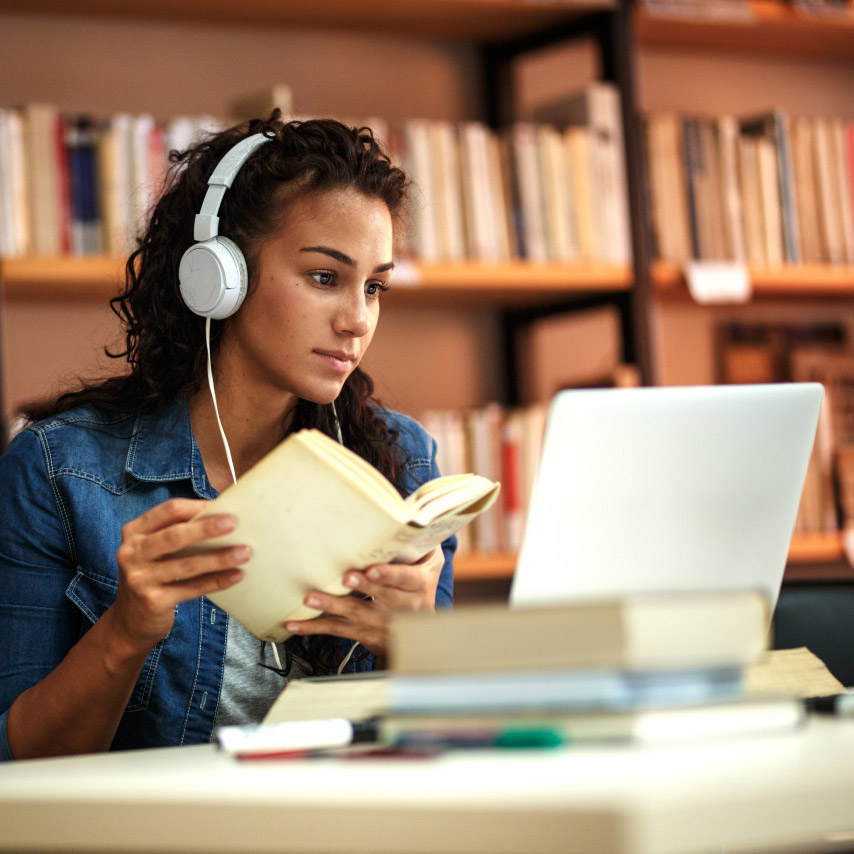 Un estudiante analiza una grabación en Webex