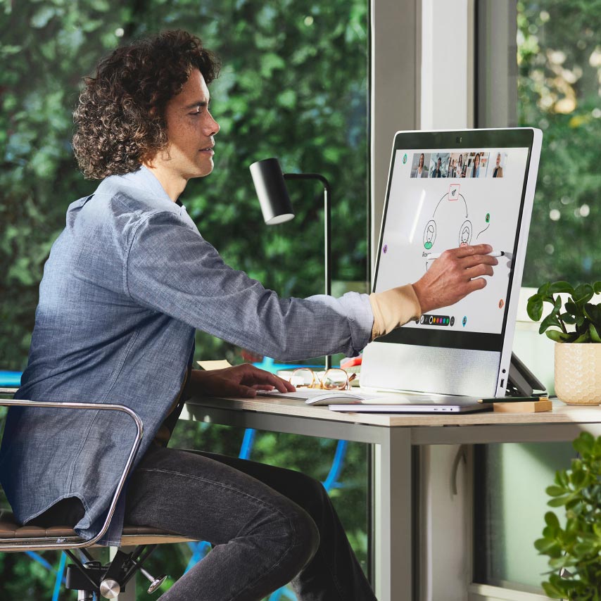 Personne qui collabore avec ses collègues à l’aide d’un tableau blanc