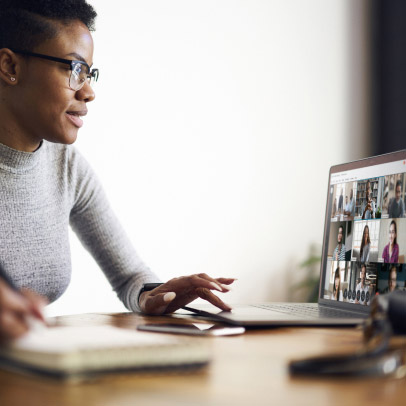 Person nimmt über Webex Kontakt zu Kollegen auf