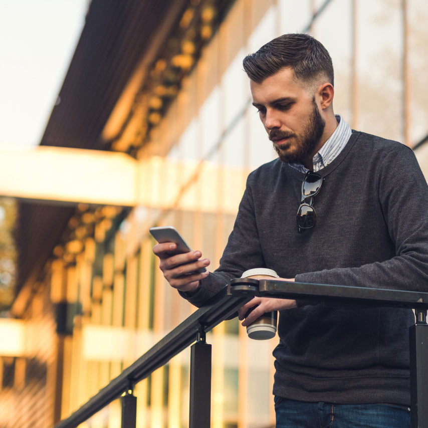 Un usuario disfruta de la seguridad de Webex, incluso sobre la marcha