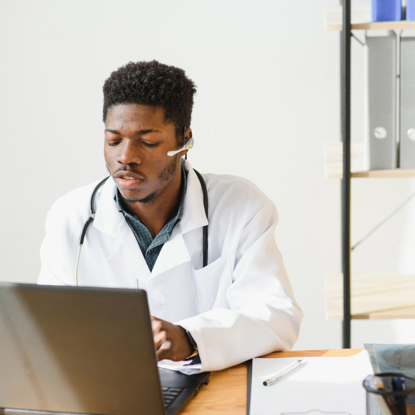 Un médico utiliza Webex para reunirse con sus pacientes de forma segura