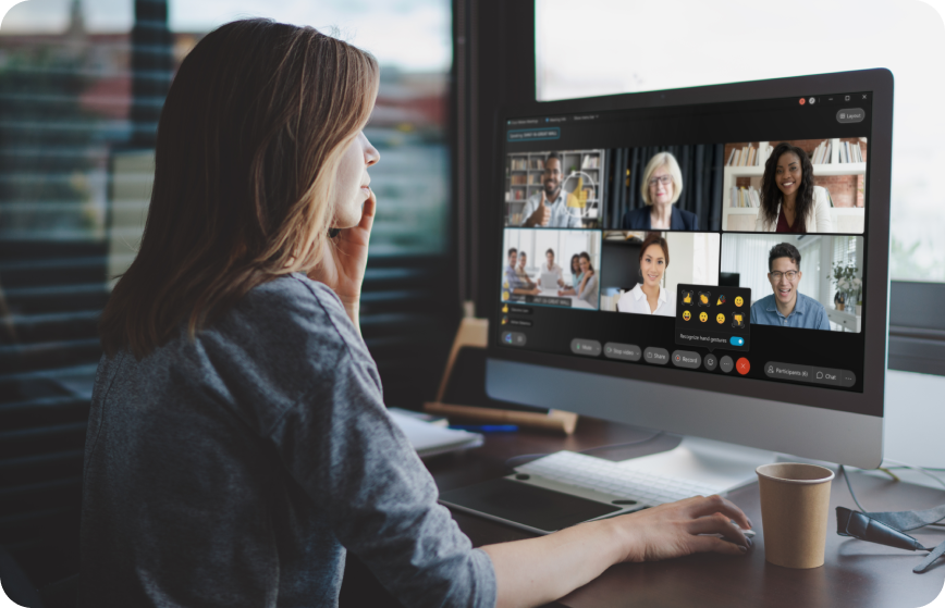 Personne qui utilise la fonctionnalité de reconnaissance des gestes dans Webex Meetings