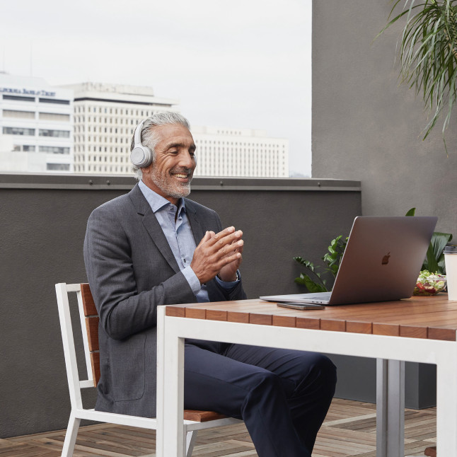 A remote expert in an office consults with a frontline worker on site, leveraging Webex Expert on Demand.