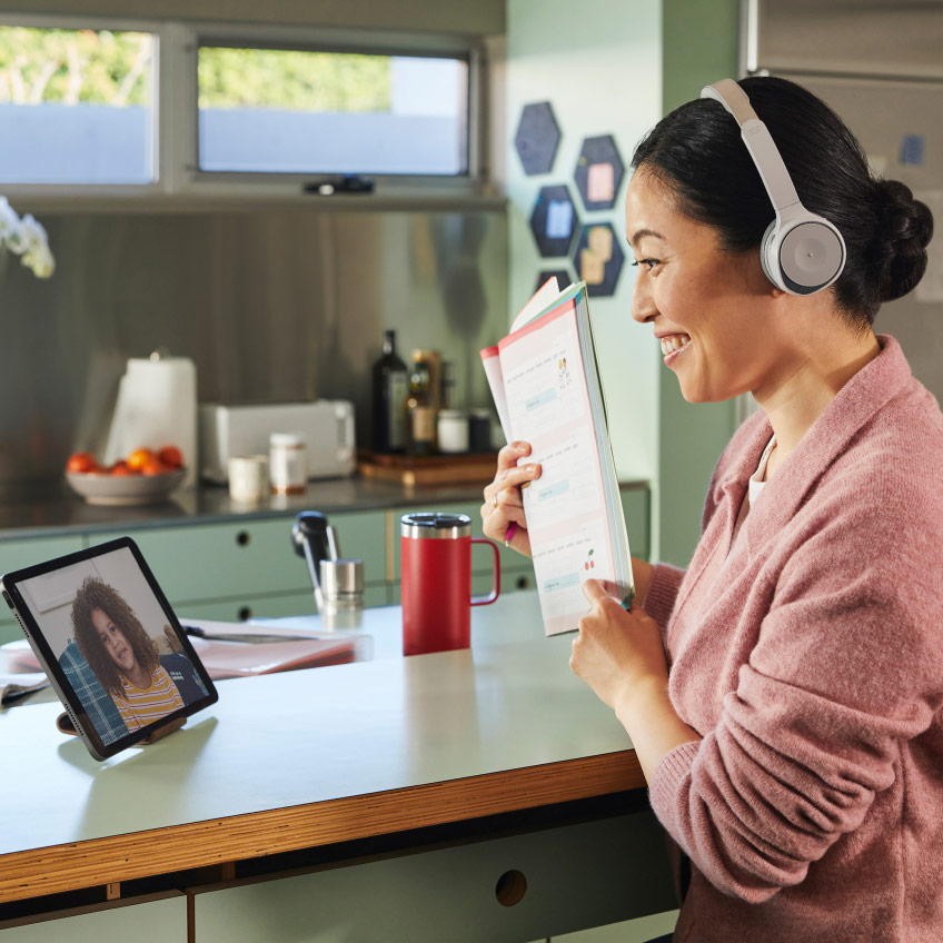 Lehrerin nutzt Webex für die Kommunikation mit einer Schülerin