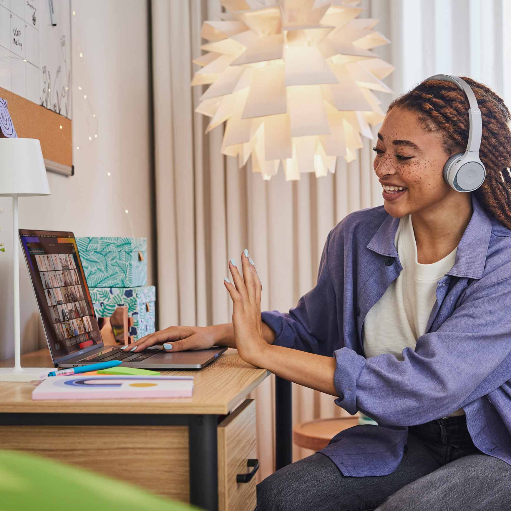 Personne qui utilise la fonctionnalité de reconnaissance des gestes dans Webex Meetings