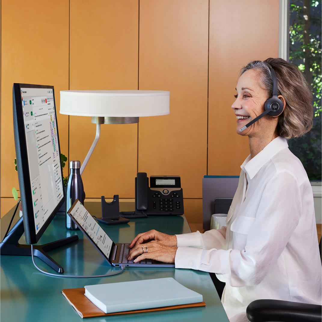 Benutzer stellt dank Webex Contact Center eine Verbindung her