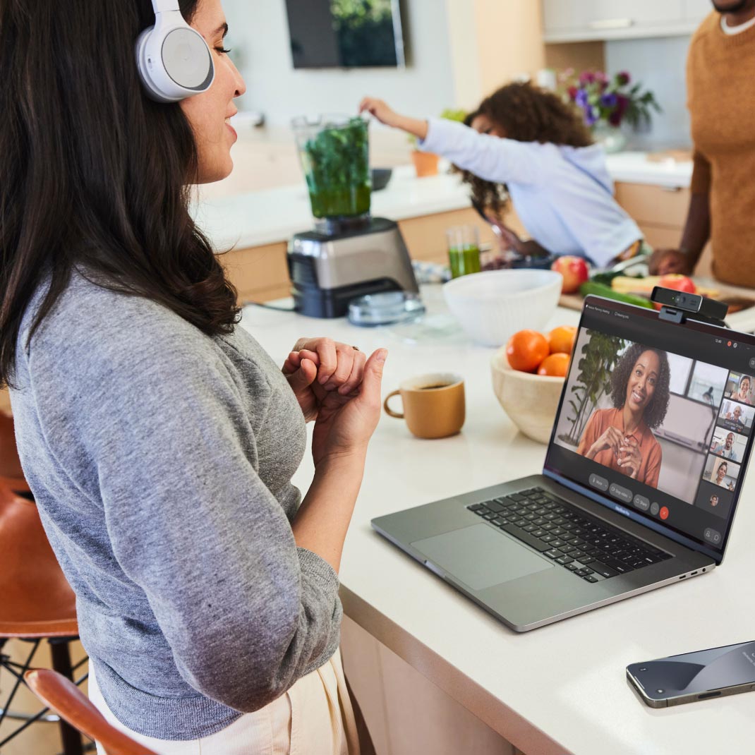 El usuario disfruta de la eliminación de voces y ruidos de fondo de Webex Meetings