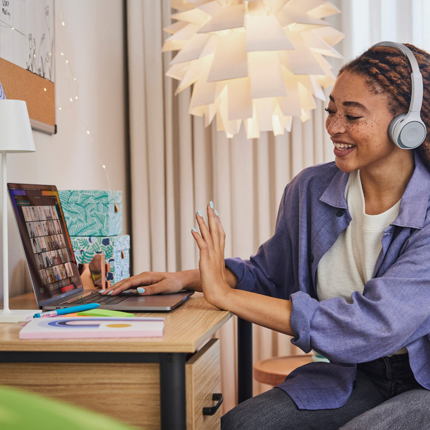 Una persona utiliza el reconocimiento de gestos de Webex Meetings