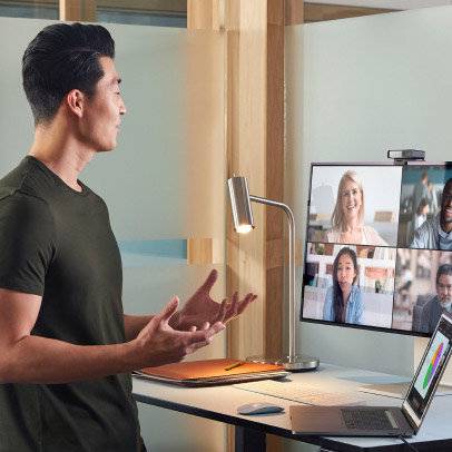 Membros de uma equipe colaboram pelo Webex