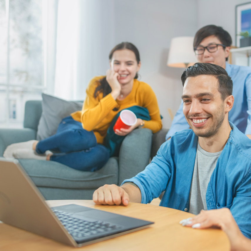 Unos amigos disfrutan de un espectáculo en vivo con Webex