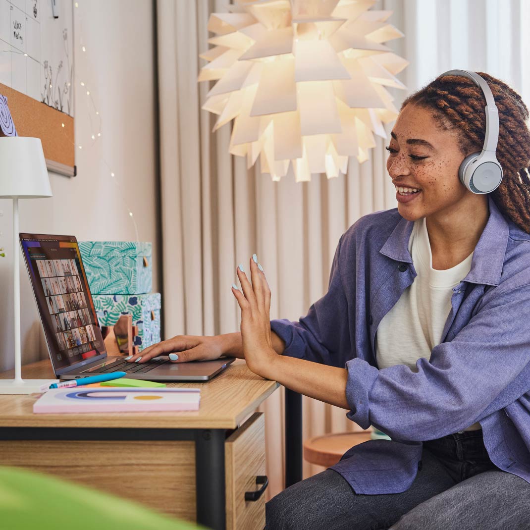 Person uses the gesture recognition feature in Webex Meetings